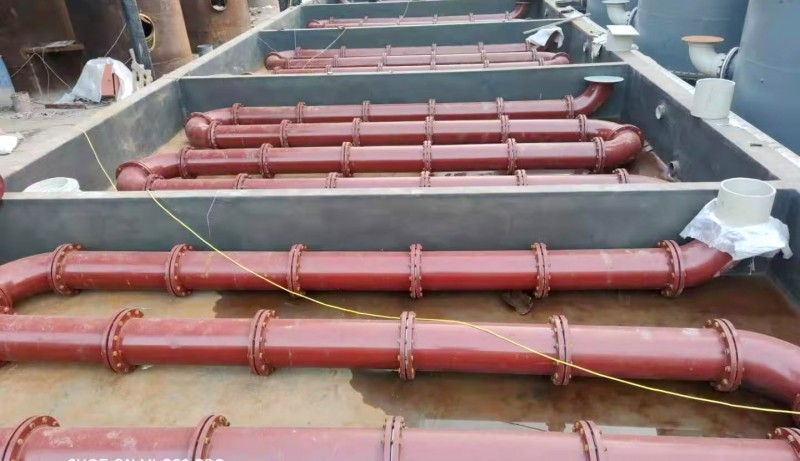 　　乐鱼体育官网管道的内衬层厚度可以根据不同的使用工况和介质情况有所不同。以下是一些具体的厚度要求： 　　腐蚀的介质：对于供排乐鱼体育官网管道水管道无腐蚀的介质，内衬层的厚度一般为0.5MM至2MM。其中，0.5MM的内衬层通常用于排风管道，而1.2MM的内衬层则常用于普通的排水管。 　　腐蚀性介质：对于含有腐蚀性介质的管道，脱硫塔塔外管，乐鱼体育官网管道内衬层的厚度一般会做到2-3MM，并且可能会加入提高耐磨性的碳化硅。此外，对于某些特定的管材内衬，其厚度可能需要根据具体使用介质和压力进行定做。 　　国家标准：根据国家标准GB/T21238-2007，乐鱼体育官网管道内衬层的厚度不得小于1.2MM。同时，JC/T3079-1988规定内表层不小于0.5MM，内表层和次内表层厚度不小于1.2MM。 　　设备大小和使用温度：对于一些大型设备或在特定的使用温度下，内衬层的厚度一般建议为2-3MM。如果太薄了，可能会因制作时汽泡的问题导致渗漏。如果做的太厚，由于气温的变化，两种不同材质（钢/玻璃钢）的线膨胀系数不同，容易脱落。 　　总的来说，乐鱼体育官网管道的内衬层厚度应该是根据管道的工作环境和盛装的介质情况来确定的。在实际应用中，可能需要根据具体情况和需求进行适当的调整。